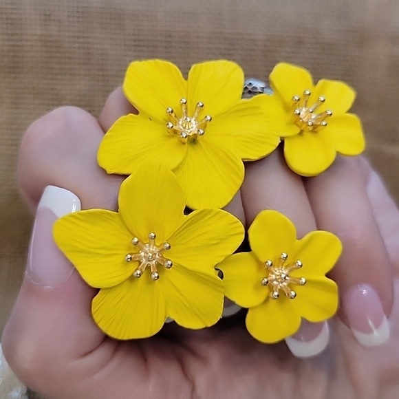 TROPICAL FLOWER HINGED DROP EARRINGS - Picture 3 of 6